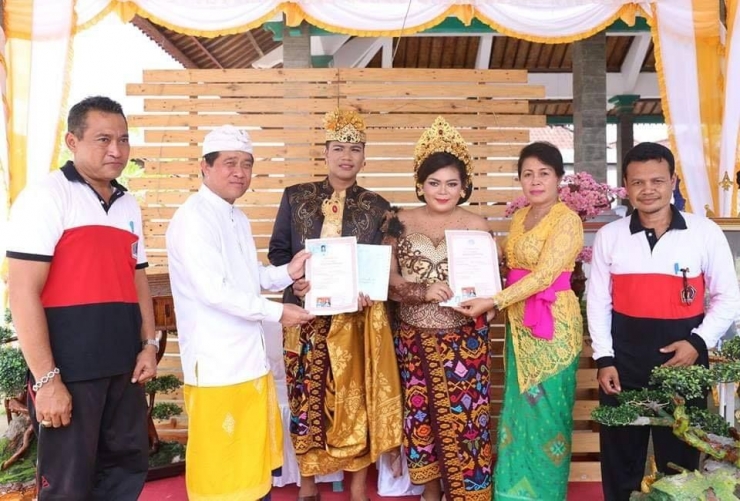 Bupati Klungkung menyerahkan Akta Perkawinan, KK dan KTP baru kepada mempelai|Dokumentasi pribadi 