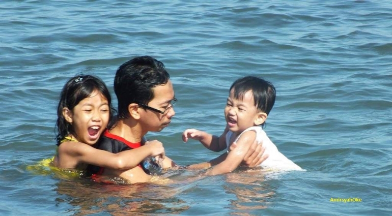 Mengajari anak berenang di tempat dalam (1 meter). Lokasi Pantai Akkarena Makassar Sulsel (Dokpri).