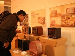 Pengunjung Mengamati Radio Zaman Kini. Pameran Radio Antik di Museum Kota Bandung, Sabtu (16/02/19), Foto Dok J.Krisnomo