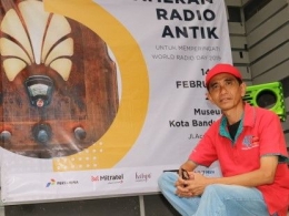 Penulis J.Krisnomo Berakting. Pameran Radio Antik di Museum Kota Bandung, Sabtu (16/02/19), Foto Dok J.Krisnomo