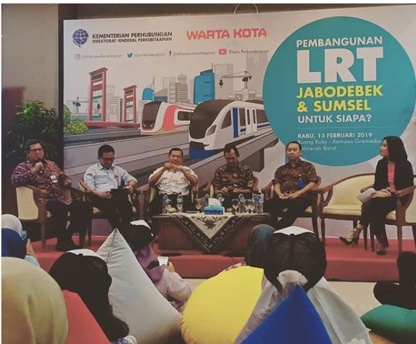 Suasana FGD LRT (ki-ka): Dirjen Perkeretaapian Zulfikri, Pundjung Setya Direktur Operasi II PT Adhi Karya (Persero) Tbk, VP PMO Operation LRT Jabodebek Iwan Eka, pengamat tata kota Universitas Trisakti Nirwono Joga, dan pengamat transportasi Unika Soegijapranata Djoko Setijowarno serta influencer Ditto Percussion (Foto: Andri Mastiyanto)