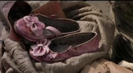 Sepatu Zahra yang hilang. (Sumber: kerenews.wodpress.com)