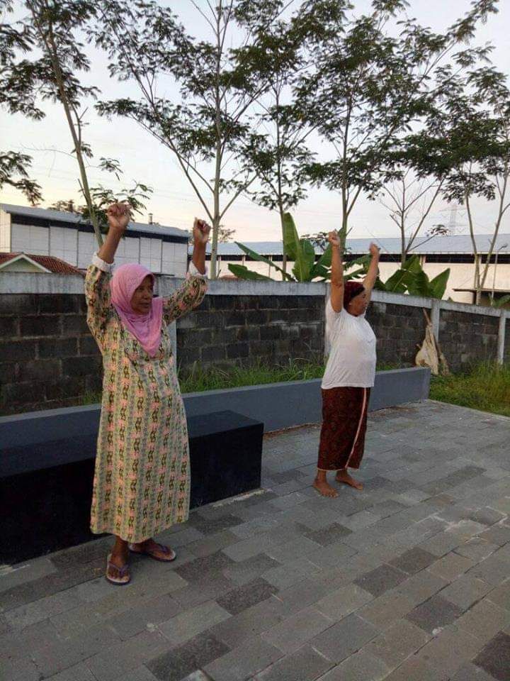 Ibu-Ibu senam gerakan tangan ke atas. Photo by Ibu Mardiyah