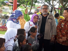 Mardeka Arist Sirait ketika menjenguk anak-anak korban tsunami