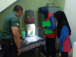 Serma Sugeng Hariyono bersama Petugas sedang melakukan PSJN. Selain kamar mandi, penampungan air dispenser juga tak luput dari pemeriksaan. - dokpri