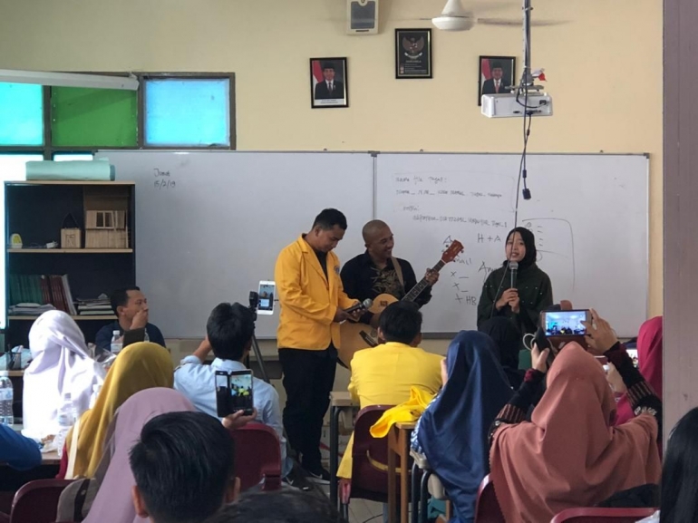 Sdri. Nabila duet dengan kedua calon Sdr. Sumarno dan Sdr. Mahfud. (Dok. KPU-UTKL).