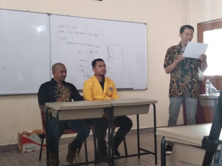 Ketua KPU-UTKL Sdr. Mahfud Tejani membacakan tata tertib pengumuman hasil Pemilu. (Dok. KPU-UTKL).