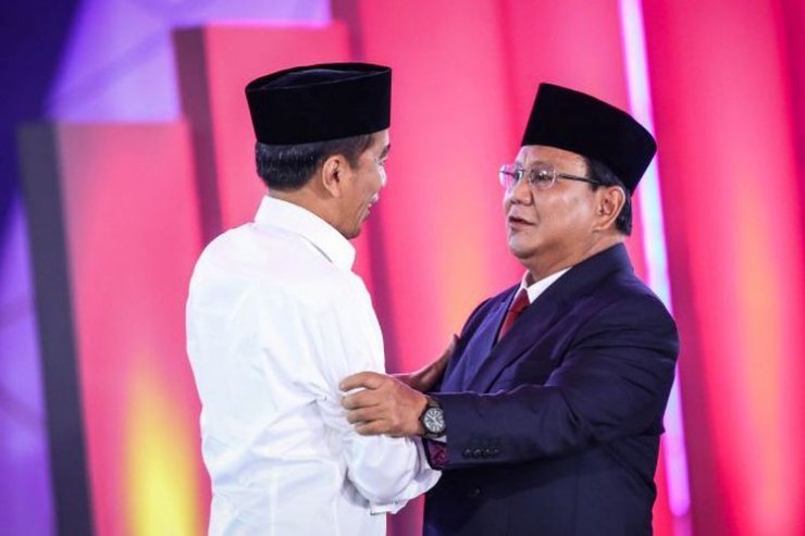 Pasangan calon presiden nomor urut 1, Joko Widodo beserta pasangan calon presiden dan wakil presiden nomor urut 2, Prabowo Subianto dan Sandiaga Uno berjabat tangan setelah debat pilpres pertama di Hotel Bidakara, Jakarta Selatan, Kamis (17/1/2019). Tema debat pilpres pertama yaitu mengangkat isu Hukum, HAM, Korupsi, dan Terorisme.(KOMPAS.com/GARRY LOTULUNG)