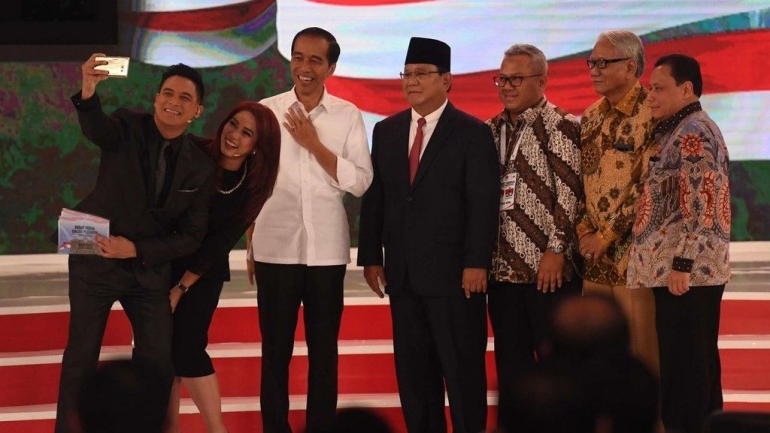Capres Joko Widodo dan Capres Prabowo Subianto berfoto bersama di acara debat kedua (Antara Foto/Akbar Nugroho Gumay)