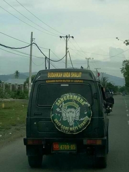 Himbauan untuk Shalat pada mobil dinas Koramil Leupung, Aceh Besar, sebagai gambaran kebersamaan TNI bersama masyarakat di era reformasi (Foto: dokumen pribadi)