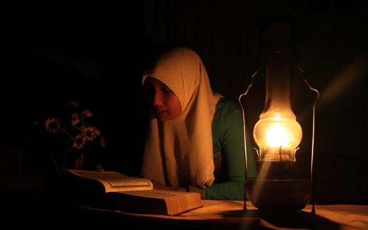 Gambaran anak-anak di masa lalu saat harus belajar di malam hari - Foto: Borneonews.co.id