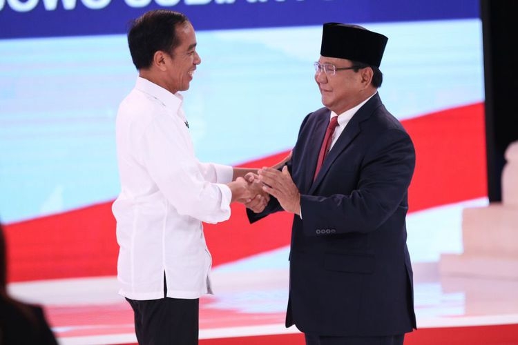 Calon Presiden Nomor Urut 1, Joko Widodo dan no urut 2, Prabowo Subianto bersalaman usai Debat Kedua Calon Presiden, Pemilihan Umum 2019 di Hotel Sultan, Jakarta, Minggu (17/2/2019).(KOMPAS.COM/KRISTIANTO PURNOMO) 