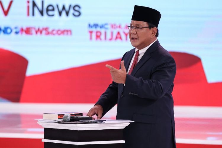 Calon Presiden Nomor Urut 2, Prabowo Subianto menjelaskan visi misinya saat Debat Kedua Calon Presiden di Hotel Sultan, Jakarta, Minggu (17/2/2019).(KOMPAS.COM/KRISTIANTO PURNOMO) 