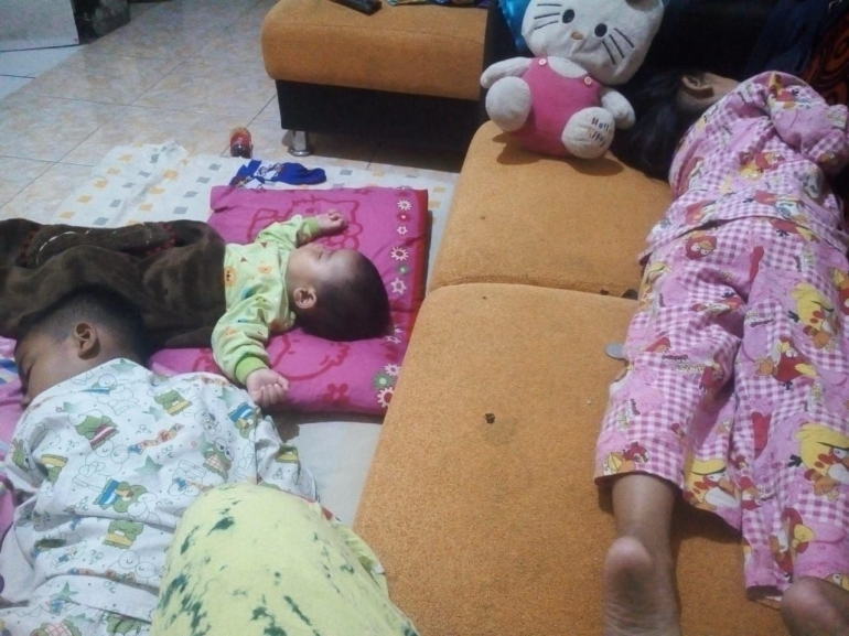 Anak-anak tertidur lelap di rumah KPR BTN