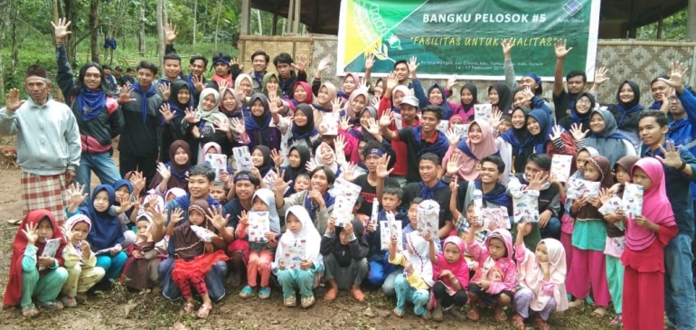 Foto bersama Relawan Bangku Pelosok dengan tokoh masyarakat, kepala sekolah, dan Siswa MI Borong Nangka