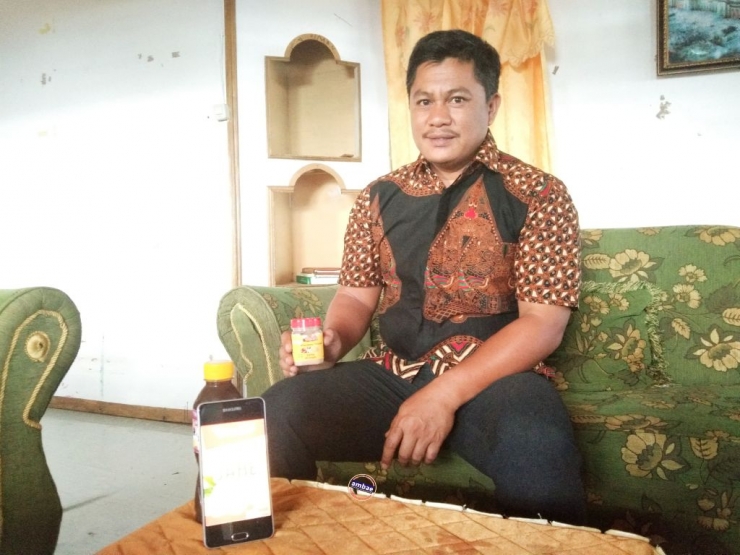 Kades Bonto Tangnga perlihatkan produk Sirop Jahe hasil produksi warganya.