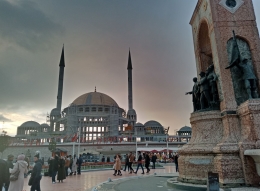 Bangunan setengah jadi Masjid Taksim Square di jantung kota Istanbul, Turki (DokPri)