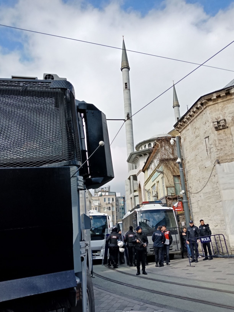 Polisi Turki menjaga ketat bagian belakang masjid (DokPri)