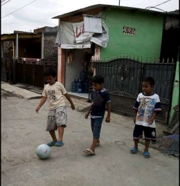 Anak-anak bermain riang di depan rumah KPR BTN. Dokumen pribadi