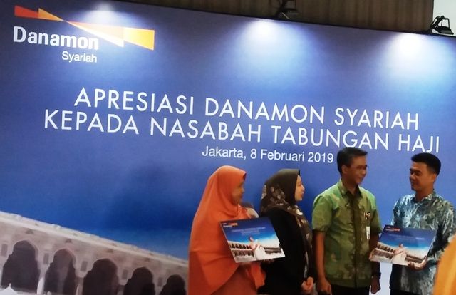 Direksi Danamon Syariah bersama nasabah penerima apresiasi daftar haji gratis dari Tabungan Haji Bank Danamon Indonesia (Dokpri)