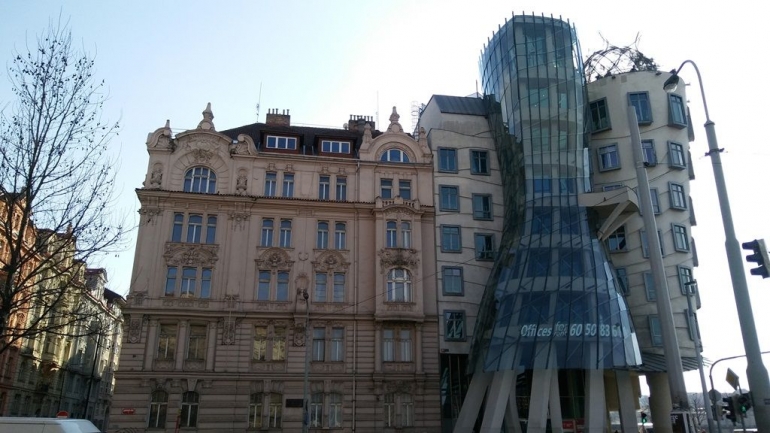 Penampakan Dancing House (Dokpri)