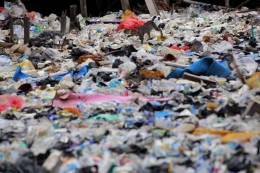 Kurangnya kesadaran masyarakat membuang sampah sembarangan mengakibatkan sampah plastik dari rumah tangga nyaris menyerupai daratan tersebut menumpuk | Kompas/Garry Andrew Lotulung