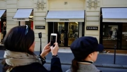 Rumah mode Chanel di salah satu sudut kota Paris yang mendadak dipenuhi pengunjung yang berduka cita atas meninggalnya sang Artistic Director yang telah bekerja bersama Chanel selama 36 tahun (foto : l'ardennais.fr/Lionel Bonaventure/AFP)