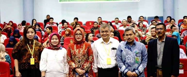 Ilustrasi: Rektor Unhas bersama para narasumber Lokakarya Sampah. Sumber: Djournalist.com