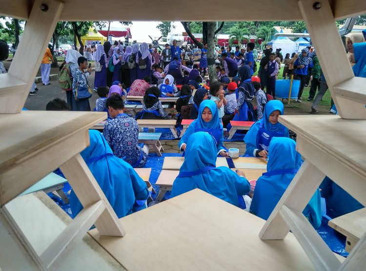 Suasana melukis meja; 1000 meja untuk anak negeri (dok.pri)