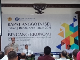 Prof. Dr. Raja Masbar, M.Sc. Ekonom Universitas Syiah Kuala Banda Aceh bersama Pemimpin Bank Indonesia Provinsi Aceh sedang menyampaikan materi pada acara Bincang Ekonomi yang digagas oleh ISEI Aceh, di pandu oleh Mohd. Din dari Harian Serambi Indonesia di Auditorium Bank Indonesia, Rabu (20/3/2019)foto: Hamdani/Syamsul Rizal 