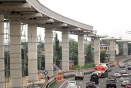 Pilar LRT dalam pembangunan | Foto: lrtjabodebek