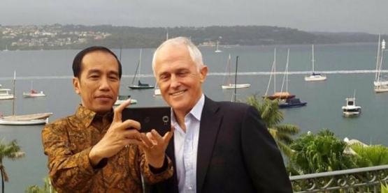 Presiden Joko Widodo dan PM Malcolm Turnbull ber-selfie di pelabuhan Sydney, akhir Februari 2017. (VIA Twitter, Triawan Munaf @triawan). I sumber: Twitter Triawan Munaf @triawan