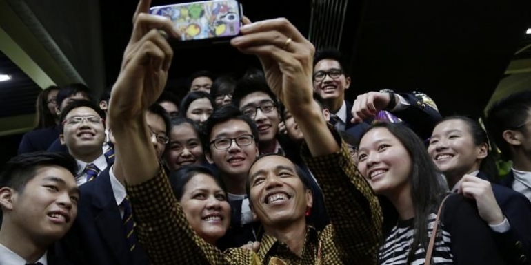 Presiden Joko Widodo bersama istrinya, Iriana, bersama siswa di Anglo-Chinese School International di Singapura mengambil (AP Photo/Wong Maye-E)