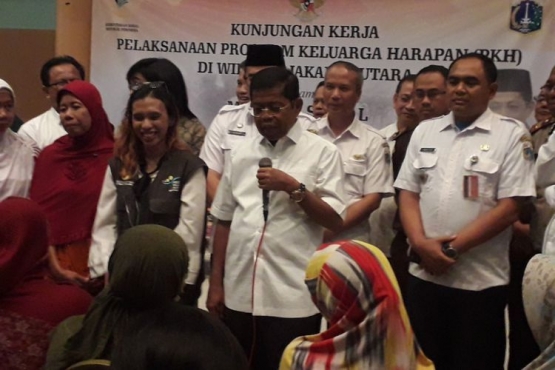 Menteri Sosial Idrus Marham saat menemui warga korban penyelewengan dana Program Keluarga Harapan (PKH) di GOR Sunter, Jakarta Utara, Rabu (11/7/2018). Artikel ini telah tayang di Kompas.com dengan judul