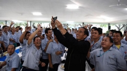 Jokowi bersama pekerja pabrik. (Foto: Antara)