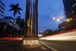 Boneka didandani koruptor dimasukkan dalam jeruji besi proyek jalan yang terbengkalai di Jalan Rasuna Said, Jakarta Selatan, Kamis (13/12). Kritikan terhadap pelaku koruptor terus disuarakan oleh aktivis untuk mendorong tindakan lebih tegas dalam pemberantasan korupsi dan penegakan hukum lainnya.
