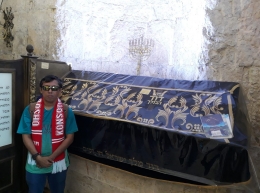 Foto : Penulis di depan makam Nabi Daud (Koleksi pribadi)