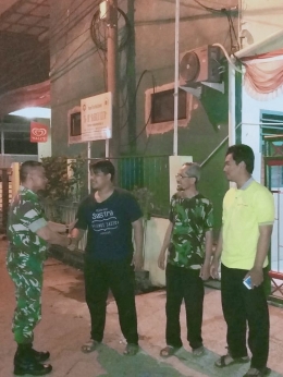 Babinsa wilayah Kelurahan Wiyung ketika komsos dialogis dengan Masyarakat/ Dokpri