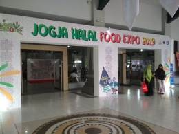 Pintu masuk dan keluar 'Jogja Halal Food Expo 2019'. Foto: dokumentasi penulis.