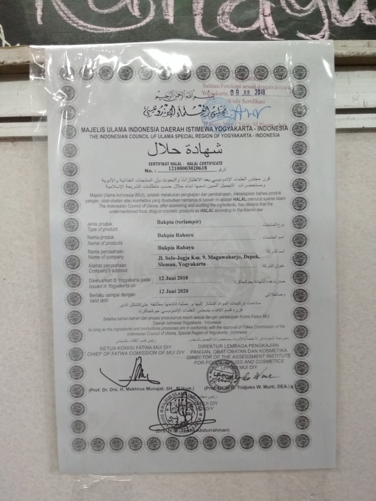 Salah satu sertifikat 'halal'. Foto: dokumentasi penulis.
