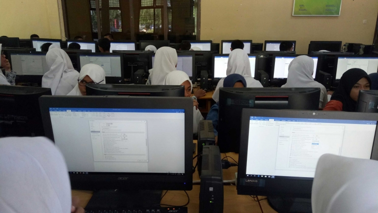 Siswa SMAN 12 Banda Aceh mengikuti pelatihan komputer dalam program pengabdian masyarakat Politeknik Kutaraja, Kamis (21/2/2019)/Dokpri 