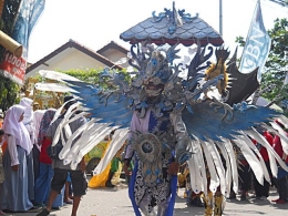 Busana Carnival karya Widpraz yang ikut memeriahkan Kirab Budaya Cap Go Meh Kelenteng Khong Hwie Kiong Kebumen 2019. Dokumen pribadi.