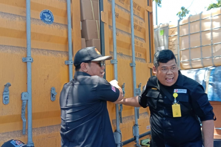 Ketua KPU Kota Banjarmasin - Khairunnizan dan Komisioner Bawaslu Banjarmasin - Subhani membuka kontainer pengangkut surat suara (Dokpri)