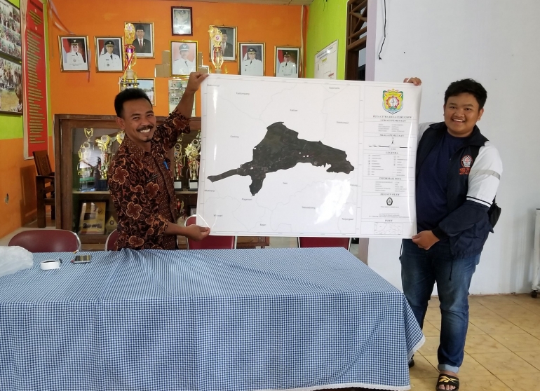 Gambar 1. Taufiq I. A.(kanan) menyerahkan peta desa kepada Pak Kades(Kiri) di Balai Desa Curugsewu (31/1). Dokpri