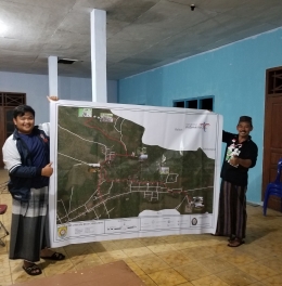Taufiq I. A menyerahkan peta desa wisata kepada Pak Kades di Balai Desa Curugsewu (7/1). Dokpri