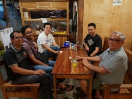 Heru (kiri) bersama Walikota Pontianak, Eddy Kamtono (kaos hitam). (Foto: Dokumentasi Pribadi)