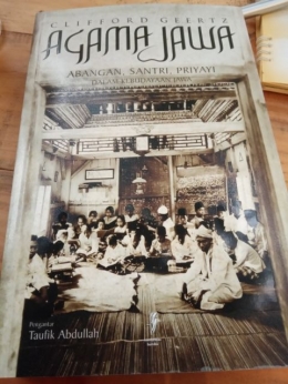 Buku berjudul Agama Jawa, berhasil membuatku duduk lama di Medpresso. Dokpri