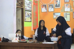 Gambar 2. Noviana Adis (Mahasiswa Peternakan Undip 2015, kanan) mempresentasikan pembuatan nugget(19/01)