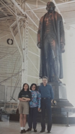 Patung perunggu Presiden Jefferson setinggi 5,8 meter. Podium di kaki nya, terbaca banyak kata2 tentang kebebasan. Aku dengan orang tuaku (dokpri)