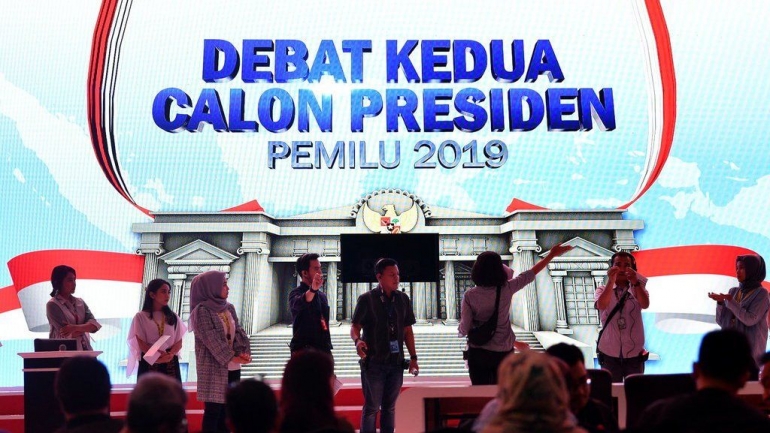 Panggung debat, panggung memperlihatkan siapa calon pemimpin paling siap untuk terluka supaya tidak melukai rakyat mereka - Foto: Tirto